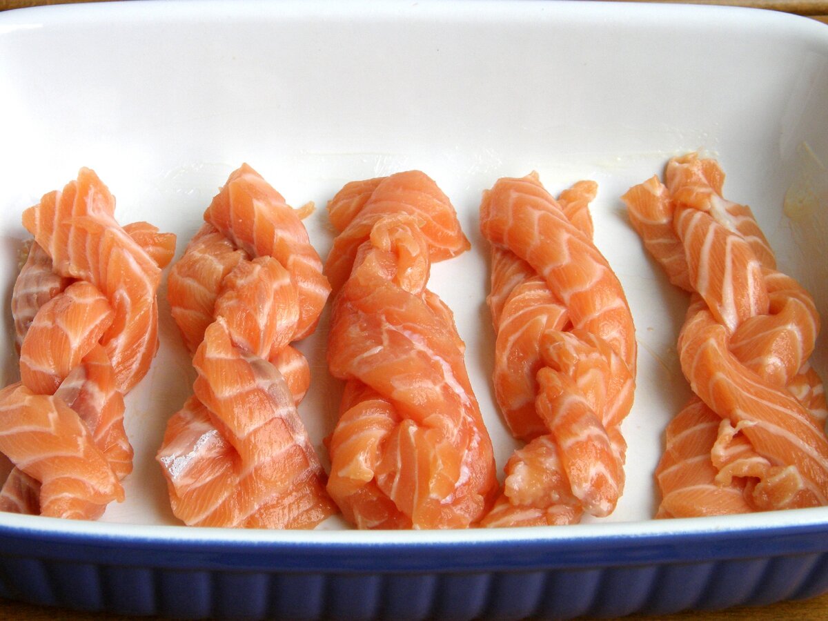 100 грамм лосося. какие витамины содержатся в семге. красная рыба ккал. семга калорийность на 100. 100 грамм семги.