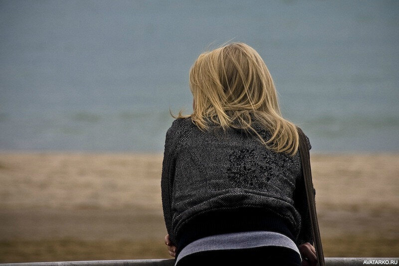 источник фото: https://avatarko.ru/img/kartinka/25/devushka_spinoj_blondinka_24070.jpg