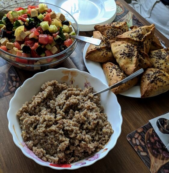 Греческий салат с тофу, гречка, кулебяки с тушенной капустой