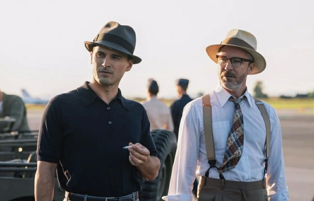 Кадр сериала "Проект Синяя Книга" Майкл Маларки в роли капитана Квина и Эйдан Гиллен в роли Доктора Алена Ханнека