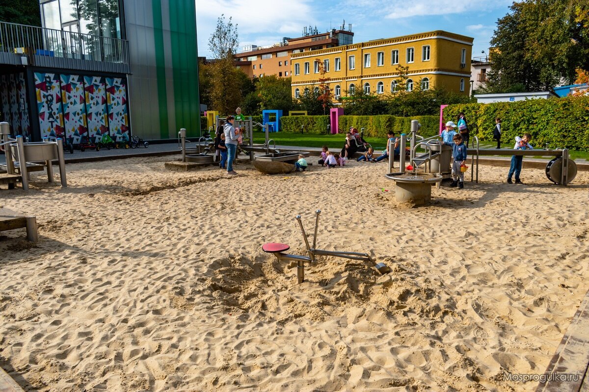 Площадка с песком и водой