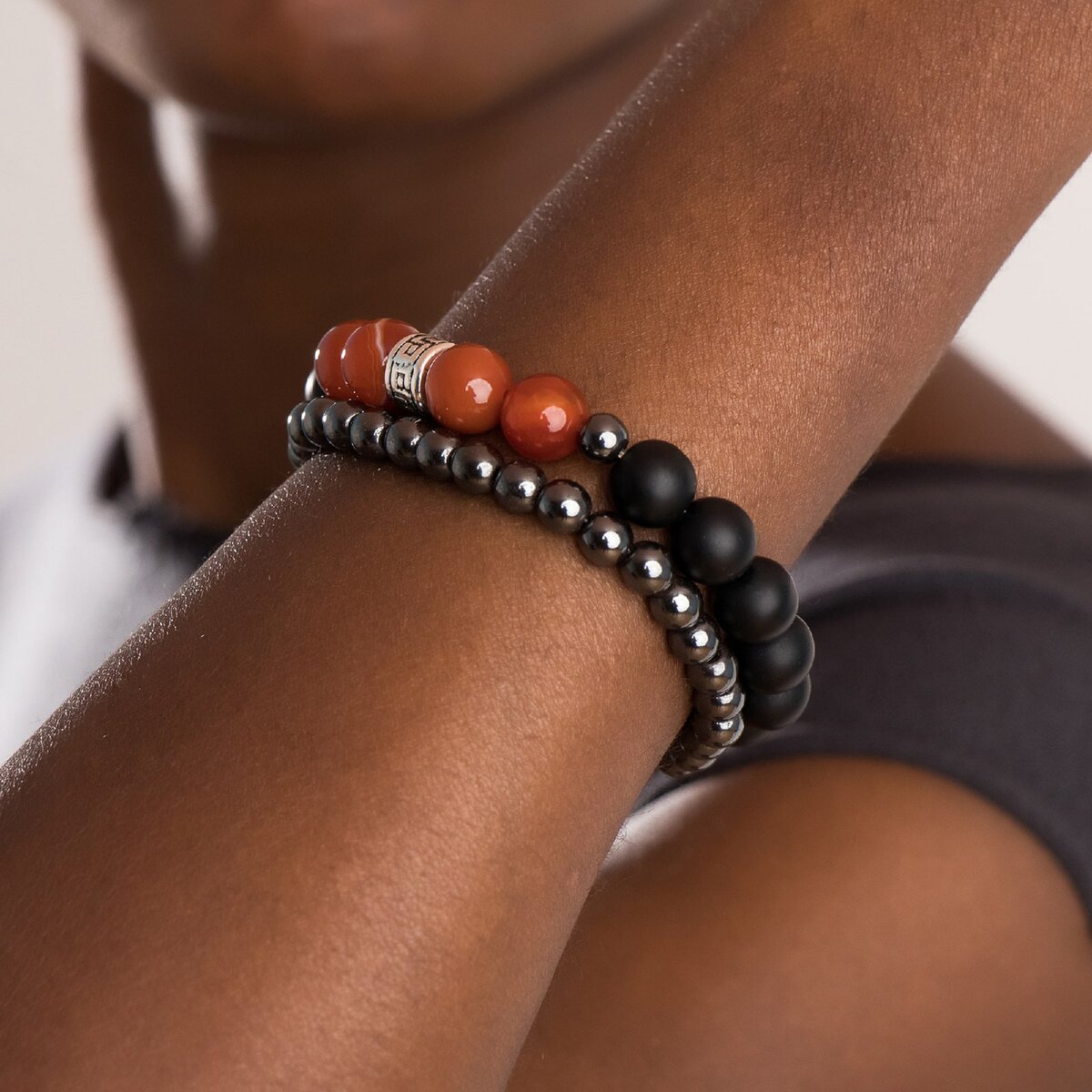 На фото браслет из сердолика и шунгита