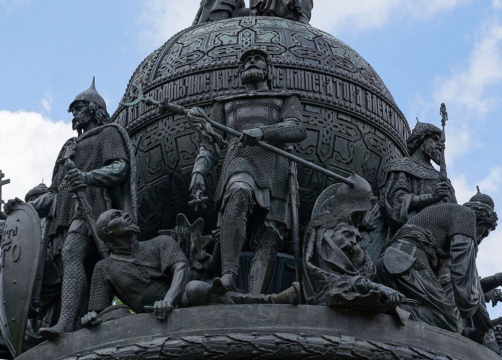 Дмитрий Донской попирает ногой татарского мурзу. Памятник «Тысячелетие России». Источник: Pinterest