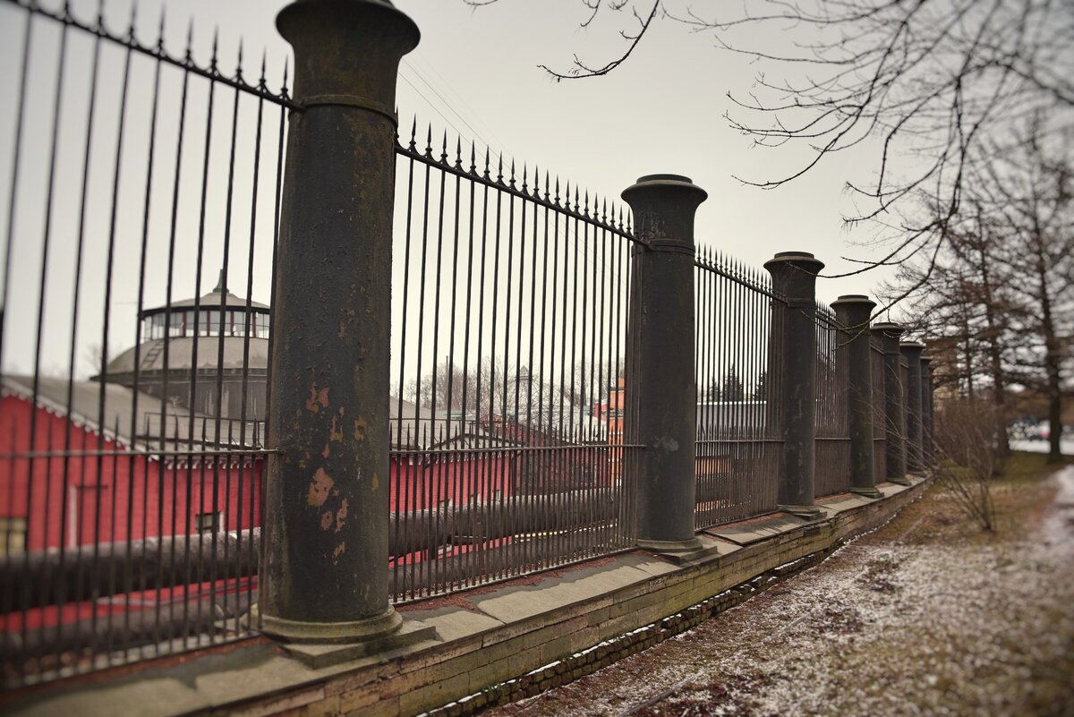 Ограда на подпорной стене Ижорского Завода. фото Николай Карпов  2020