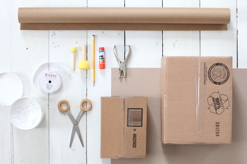 «Неформатный» подарок — очень маленький, очень большой, необычной формы? Упаковать такой можно в бумажный пакет, сделанный своими руками. Кстати, написать или нарисовать на нём можно всё, что вы пожелаете. Вам потребуется: сам подарок (для шаблона) или подходящая по размеру картонная коробка, крафтовая (или любая другая плотная) бумага, ножницы, клей (подойдёт клеящий карандаш), дырокол, ленты для ручек. Если вы будете делать надписи или рисунки — также краска, кисти и/или трафарет. Ниже я распишу и покажу, что надо будет сделать.