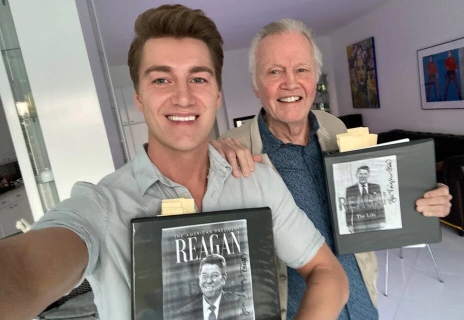 Алексей Воробьев и Джон Войт со сценарием "Рейган"