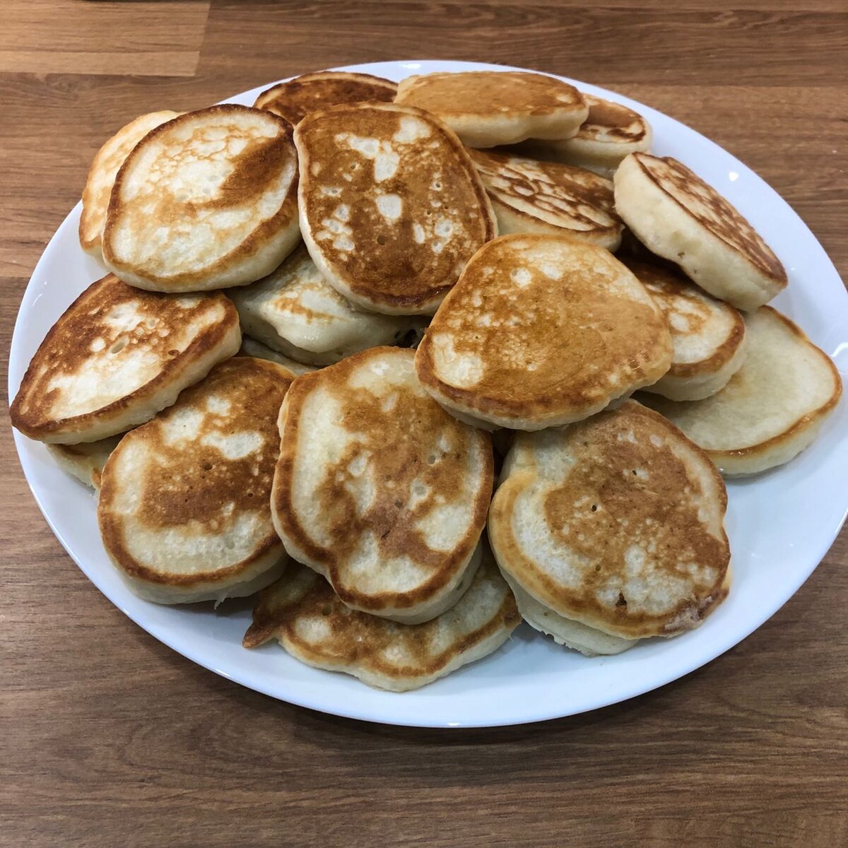 Оладьев на кефире. Аладьина кефире. Оладьи на кефире. Пышные оладьи. Вкусные пышные оладьи.