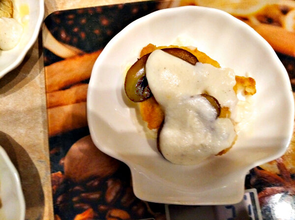 Укройте соусом или майонезом.