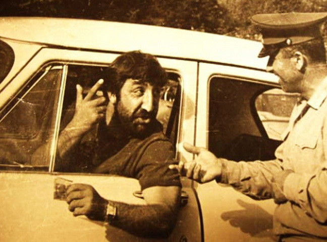  Купить новый личный автомобиль  в СССР могли себе позволить далеко не все советские актеры. Тогда это был предмет роскоши, а не средство передвижения, как сейчас.