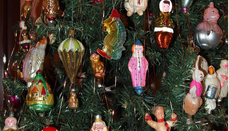 Фото с сайта https://ptzgovorit.ru/news/petrozavodchanka-ustanovila-doma-retro-elku