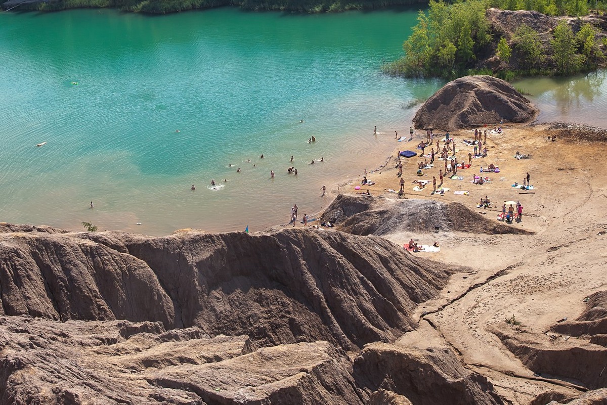 Главный пляж с прибывшими отдыхающими