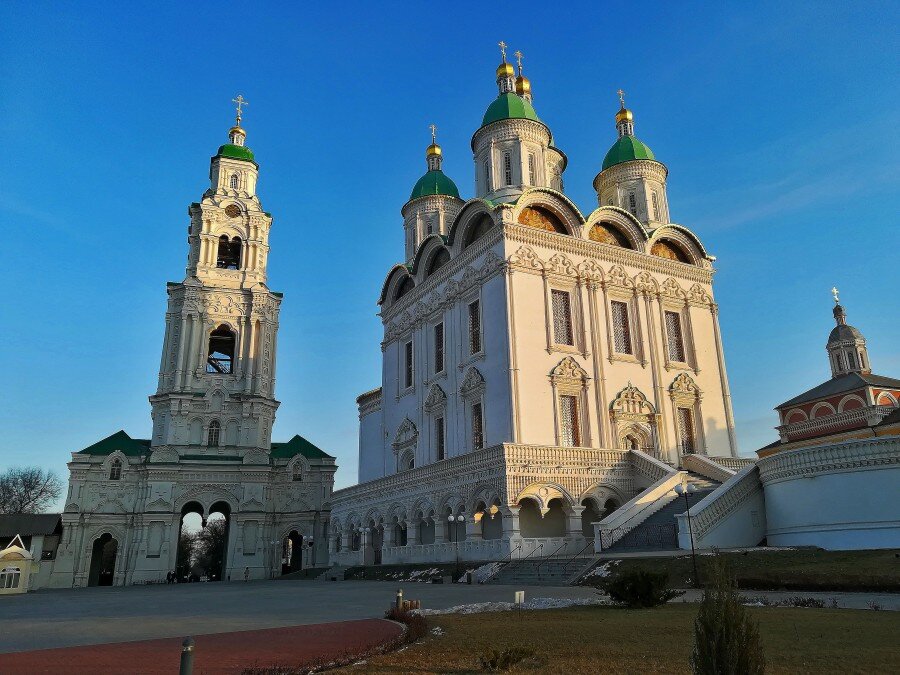 1. Астраханский кремль в закатном солнце
