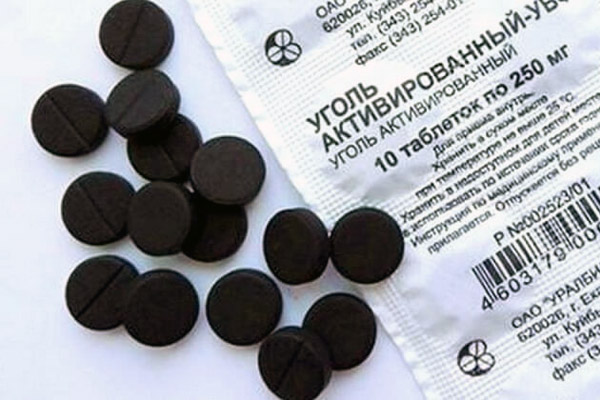 Обыкновенный активированный уголь также поможет избавиться от запаха