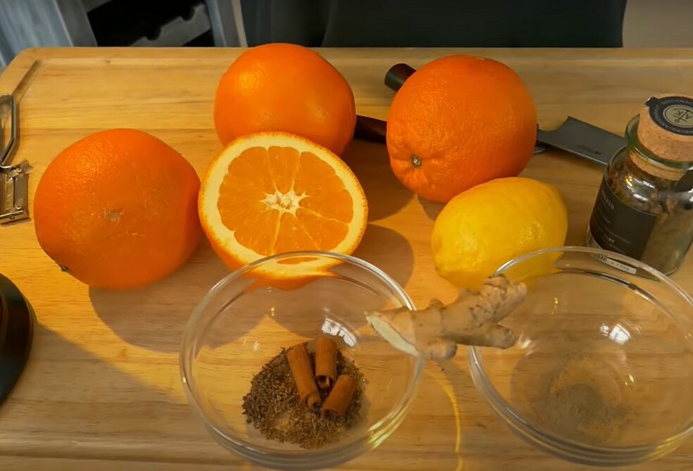 4 апельсина, лимон, корица, имбирь, мускатный орех и сахар