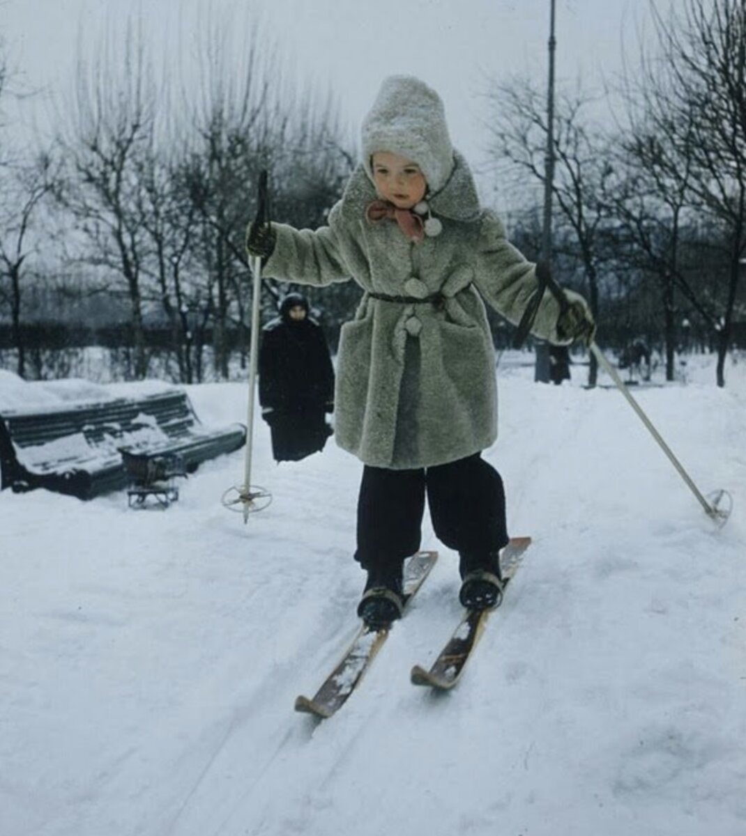 Катание с горы на лыжах - непременное развлечение детворы зимой. Так и вырастали чемпионы. Фото: newsland.com