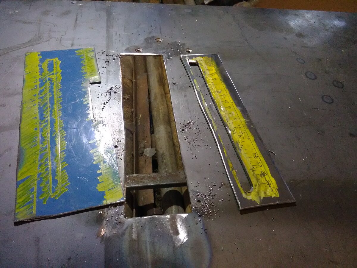 Заготовил детали для закрытия отверстия в столе.