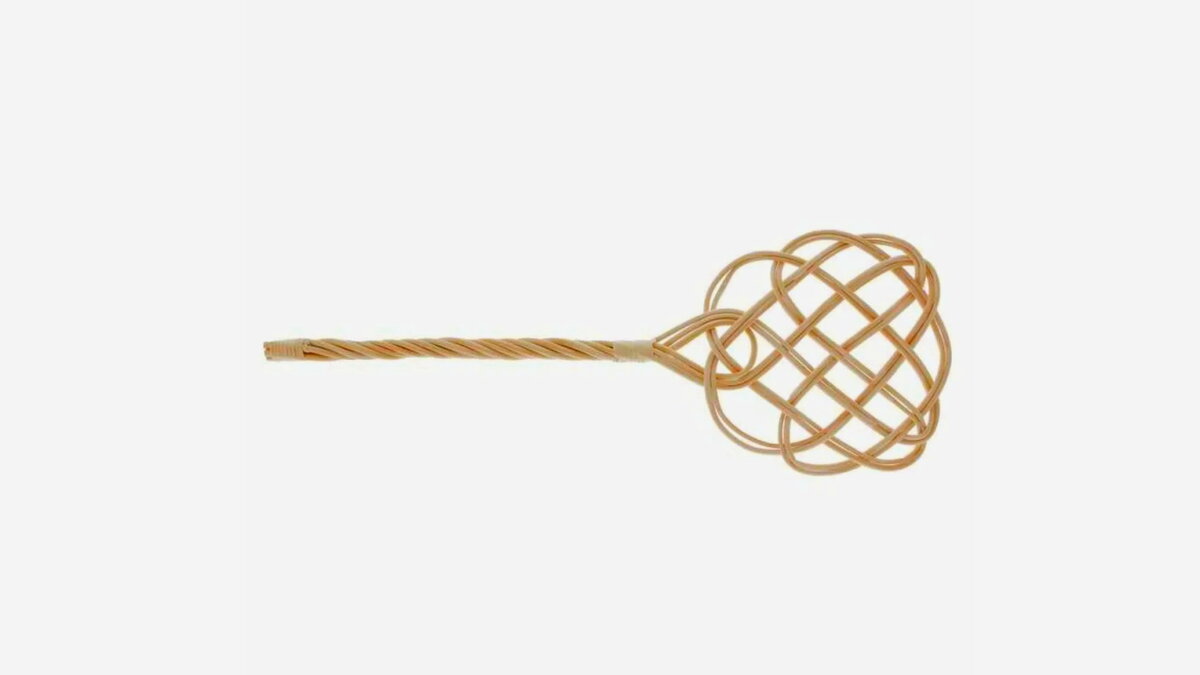 А помните такую штуку из затейливо переплетённых проволочек? проводов?. Современные дети даже не знают, что это такое. Ей было не только удобно ковры выбивать, но и кота воспитывать.