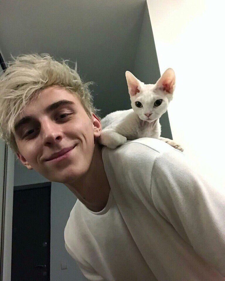 Влад Бумага и его питомец