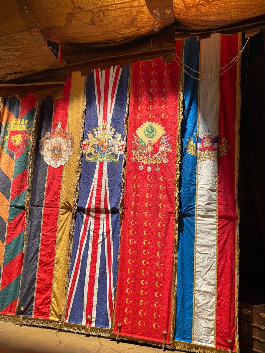 Занавес перед спектакле Спящий принц Фото из личного архива