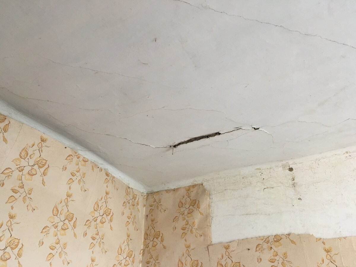 Ремонт потолка в ванной комнате - что делать при повреждении различных видов отделки?