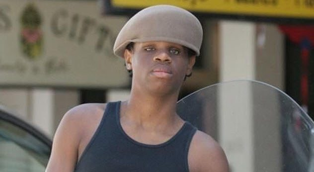 Бен Андервуд 
Бен Андервуд был обычным подвижным подростком из Калифорнии, так же, как и его сверстники, любил кататься на скейтборде и велосипеде, играть в футбол и баскетбол. По большей части 14-летний мальчик был таким же, как и все дети его возраста. Что делает историю Андервуда уникальной, так это то, что мальчик, ведущий обычную для его возраста жизнь, был абсолютно слеп. Еще в возрасте двух лет Андервуду диагностировали рак сетчатки и удалили оба глаза. К удивлению большинства людей, знакомых с подростком, он абсолютно не переживал по поводу своей слепоты, вопреки распространенным стереотипам о слепоте как о «конце жизни». Итак, как же ему удавалась двигаться не хуже зрячих ребят? Ответ прост: все дело в эхолокации – технике, которой обычно пользуются летучие мыши, дельфины и некоторые другие млекопитающие и птицы. При движении Андервуд обычно издавал языком щелкающие звуки, а эти звуки отражались от поверхностей, «показывая» ему ближайшие предметы. Он мог различить пожарный гидрант и мусорное ведро, и буквально «видел» разницу между припаркованными легковыми и грузовыми автомобилями. Приходя в дом (где никогда прежде не бывал), Бен мог сказать, в каком углу кухня, а в каком – лестница. Непоколебимо веруя в Бога, мальчик и его мама до последнего боролись за его жизнь, но рак вскоре распространился на мозг и позвоночник Бена, и он скончался в январе2009 годав возрасте 16 лет.  
