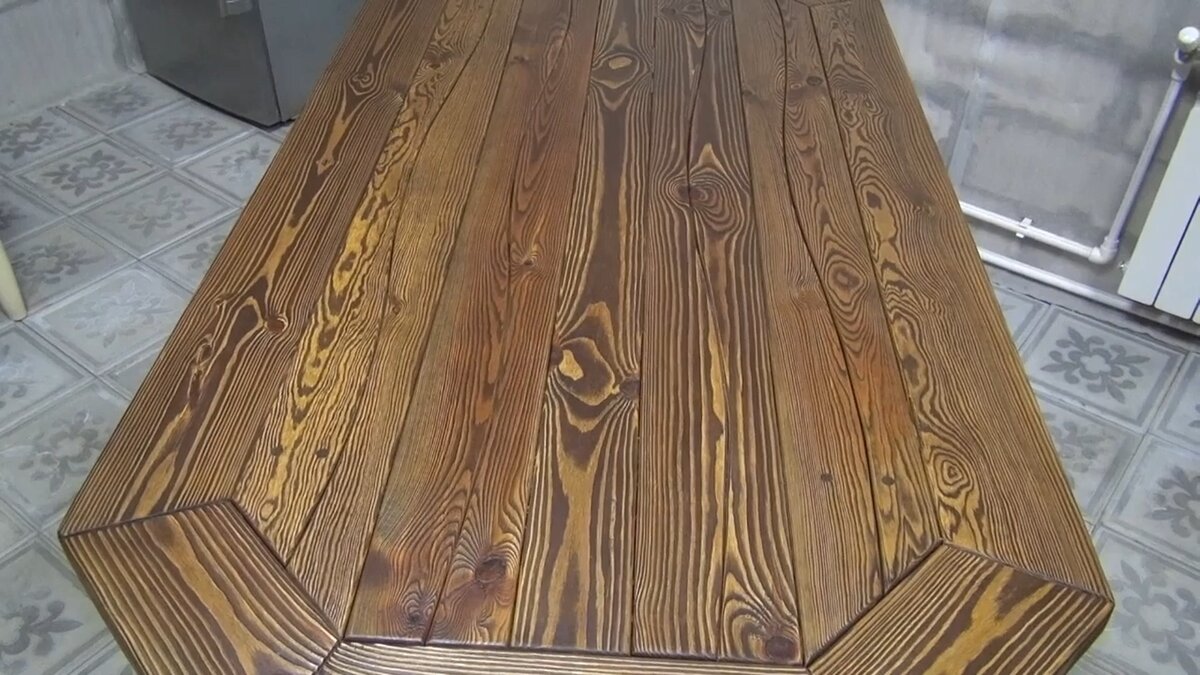 Сучковатость материала в этом случае только придаёт вида изделию.