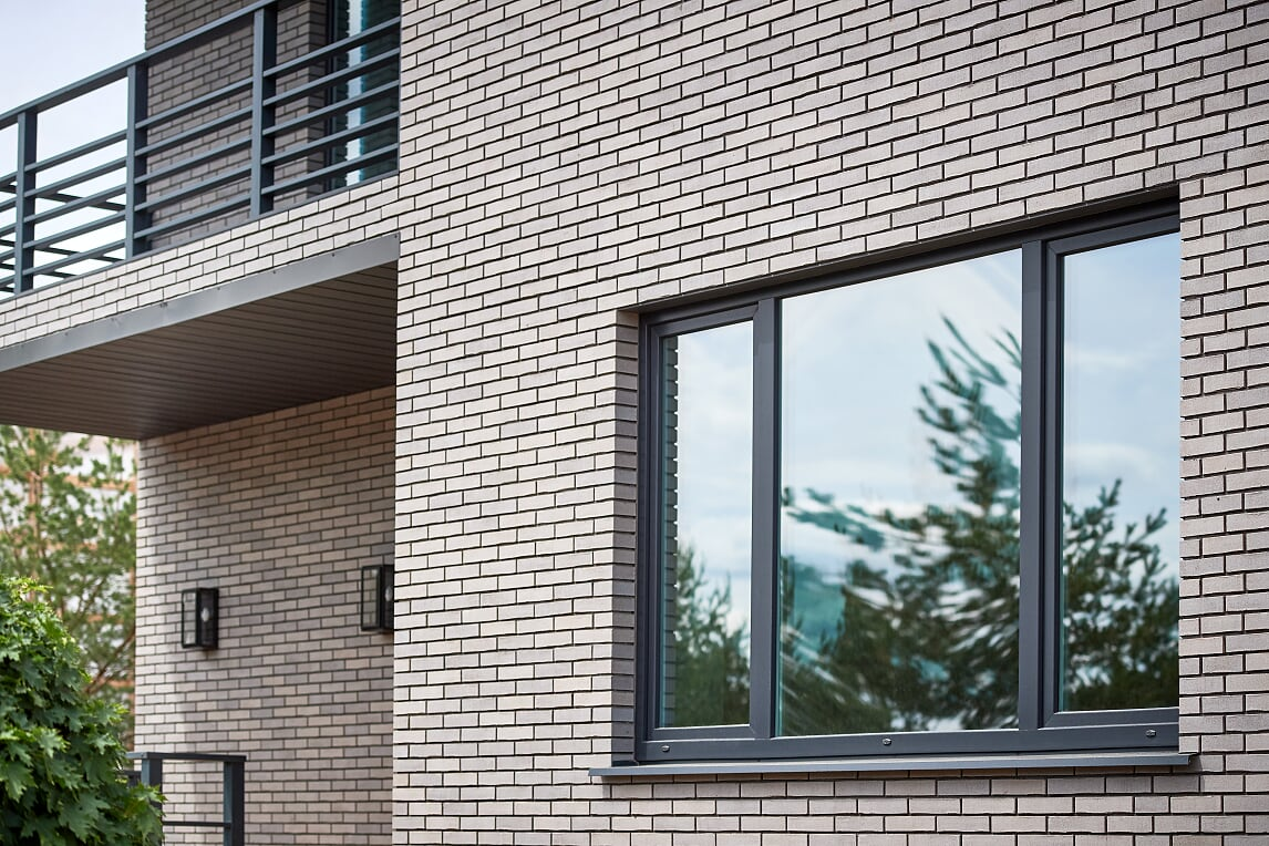 Количество шлицев зависит от конструкции и размеров окна.