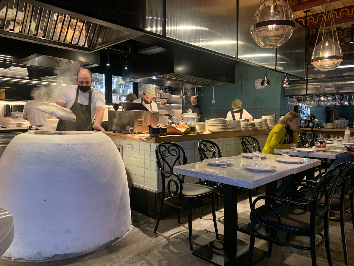 Уютный небольшой зал на первом этаже с открытой кухней