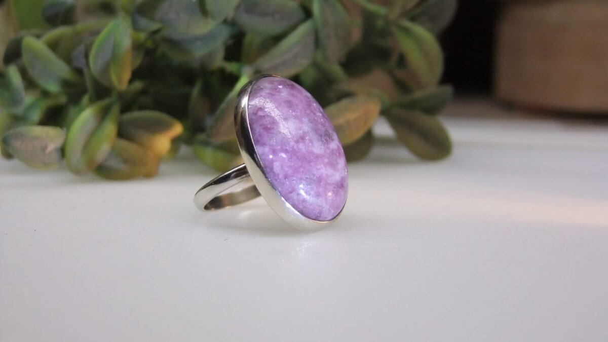 Кольцо с лепидолитом. притягивающим в жизнь удачу.