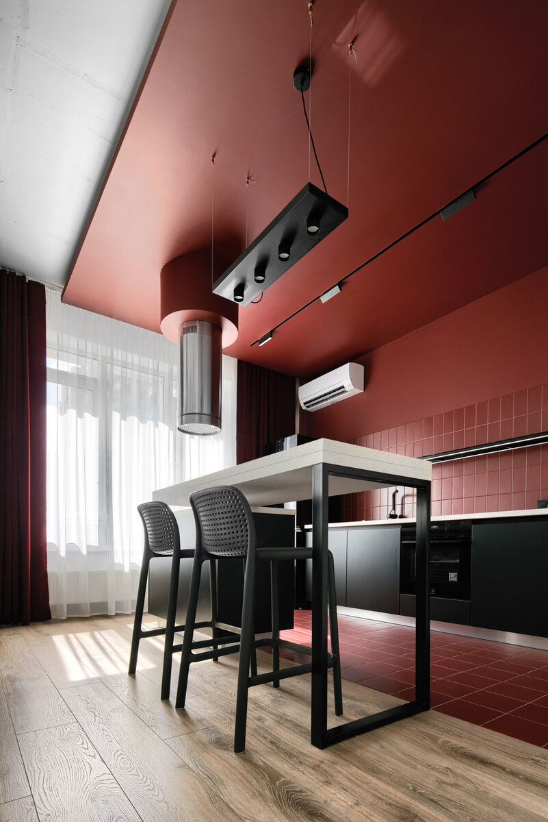 Гарнитур с контрастными чёрными фасадами выстроили линейно. От верхнего яруса отказались, чтобы не загромождать пространство. Цоколь «утопили», чтобы создалось ощущение «парения».