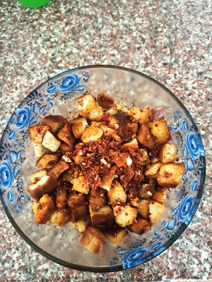 Готовые ароматные сухарики.