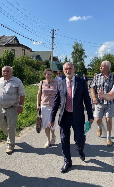 - Всем политикам и высокопоставленным чиновникам давно пора выйти из телевизора и обратить внимание на людей! Мы с соратниками решили объехать 100 малых городов России за три месяца, в каждом – свои проблемы. Везде, и в маленьких, и больших городах, люди хотят быть услышанными! Им нужна поддержка. Будем фиксировать все жалобы, пожелания, выносить на федеральный уровень или, по возможности, решать на месте. Важно собрать просьбы и оказать потом реальную помощь, – сказал Алексей Журавлев.