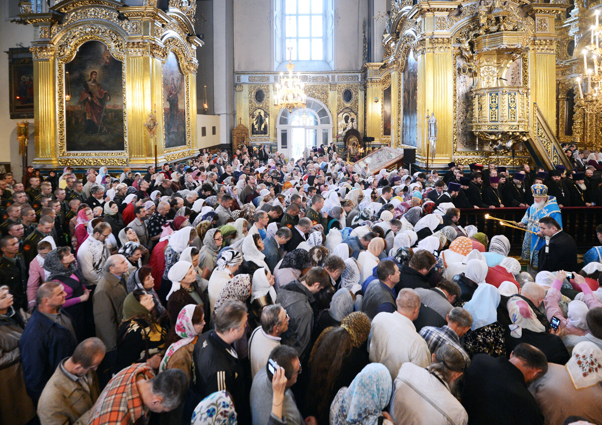 Видео православной церкви. Прихожане в церкви. Толпа людей в храме. Православные христиане. Много людей в храме.