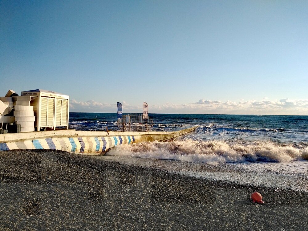 Некоторые буйки даже выбросило на берег из-за шторма. Фото автора