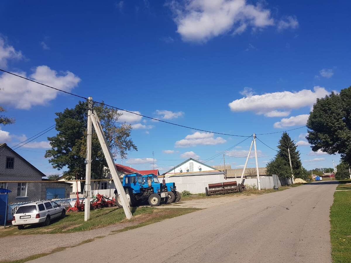 Вон там за забором видно восьми квартирный дом. А далеко сверху отдельно выделяется наша крыша.