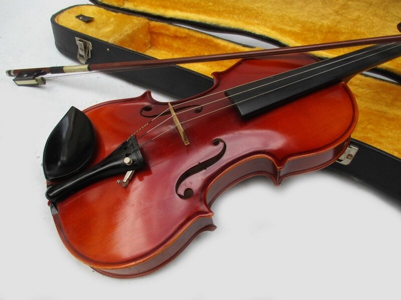 Одна из скрипок Судзуки. Фото взято из открытого источника в интернете. https://auctions.c.yimg.jp/images.auctions.yahoo.co.jp/image/dr000/auc0509/users/d6ef6f9f67ca1e16ca94c94fd34c9ed62a83ebb0/i-img800x600-1567348165owashj262967.jpg
