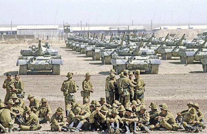 С военно-стратегической точки зрения это была необходимая война. Мы должны были обезопасить свои южные рубежи, поддержать в Афганистане дружественный режим. Если бы мы это не сделали, это сделали бы американцы. Как это произошло в 2000-е годы, когда афганский стратегический плацдарм заняли США и НАТО. Афганистан позволяет оказывать влияние на огромный регион: Индию, Иран, Среднюю Азию (а через неё на Россию) и Китай. Таким образом, Советский Союз обезопасил свои южные рубежи. На долгие годы отсрочил появление войск НАТО в Афганистане либо победы бандформирований, которые наладили гигантские поставки героина в Россию.

Мы вошли в Афганистан законно – по просьбе его высшего политического руководства. При этом за всю свою историю Афганистан никогда не жил так свободно и вольготно (достаточно посмотреть на фотографии афганцев тех лет), как под защитой наших войск. Советский Союз вложил большие средства в страну, строил дороги, мосты, школы, больницы, жилье, развивал сельское хозяйство и промышленность, бил бандитов, которые занимались наркоторговлей, налаживал нормальную жизнь. В Афганистане произошла культурная революция, модернизация, страна становилась светской, уходила от архаики.

Позднее, когда простые афганцы смогли сравнить поведение русских-шурави с действиями западных оккупантов, то они не раз отмечали, что русские были настоящими воинами, созидателями, учителями, помогали народу строить новую, лучшую жизнь. Американцы, наоборот, разрушители, их заботит только прибыль. Если русские считали афганцев за людей, то американцы местных за полноценных людей не считали (как и в прошлом: «хороший индеец – мёртвый индеец»). Западные спецслужбы взяли под контроль производство и транзит наркотиков, многократно увеличили их производство, превратив Афганистан в огромную мировую героиновую фабрику. Основная масса народа была брошена в нищету, выживала как могла, страной правили банды и наркоторговцы. Победила архаика, произошёл откат в прошлое, к феодальным и родоплеменным порядкам. Сейчас Афганистан стал «зоной инферно», хаоса, откуда волны нестабильности распространяются по планете.

По сути, России, если она решит внутренние проблемы и будет восстанавливать свои позиции в мире, ещё придётся вернуть к афганской проблеме. Это вопрос мировой «наркотической фабрики». Так, по данным ФСКН, от героина афганского производства в России ежегодно гибнет вдвое больше людей, чем погибло советских солдат за всю девятилетнюю войну в Афганистане. Большая часть населения Афганистана уже не умеет заниматься нормальной созидательной, производственной деятельностью, да её просто и нет. Вся жизнь связана с наркотиками. Это вопрос радикального «чёрного» ислама, «халифата», который ведёт наступление с южного стратегического направление. Весь Туркестан, который после развала СССР только деградировал, уже в видимой перспективе может стать сплошной зоной хаоса. Россию накроют волны из миллионов беженцев, среди которых будут тысячи бойцов «халифата». Южная граница практически открыта, огромна, естественных рубежей нет. Это потоки нелегальных мигрантов, исламистов, оружия, наркотиков, различной контрабанды, экстремистских материалов и т. д. Также это вопросы присутствия США и Китая в регионе.40 лет назад, 25 декабря 1979 года, началась афганская война. В этот день колонны 40-й общевойсковой армии пересекли афганскую границу. Это была справедливая и необходимая война. Советский Союз обезопасил свои южные рубежи.Однако скоро в СССР взяли вверх разрушительные силы, «перестройщики-демократизаторы», что и привело к печальным итогам афганской войны. Афганистан стал западней, которая позволила нашим внутренним и внешним врагам ускорить процесс разложения советской державы.Справедливая и необходимая война
 Блогер, историк, биограф, фотограф Чаленко Василий Иванович 
Краснодар 
#ЧаленкоВасилийИвановичФотограф
#ЧаленкоВасилийИвановичКраснодар
#ВасилийЧаленко
#ВасилийИвановичЧаленко
#ВасилийИвановичЧаленкоКраснодар
#ВасилийЧаленкоКраснодар
#ЧаленкоВасилийКраснодар
#ЧаленкоВасилийКраснодарКубань
#ЧаленкоВасилийКраснодарРекаКубань
#ВасилийИвановичЧаленкоКраснодарФото