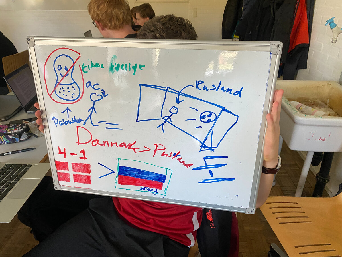 Фото сделано самими учениками по моей просьбе и послано мне с комментарием: "Еще одно подтверждение тому, что Дания- номер один, и поэтому лучше, чем Россия!