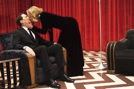Специальный агент Дейл Купер расследует убийство старшеклассницы, которое потрясло уютный, внешне благополучный городок Твин Пикс. Но вскоре благополучие лопается по швам, и на свет лезут карлики и великаны, однорукие мужчины и одноглазые женщины, одушевлённые поленья и абсолютное зло.

Чертовски хороший кофе, вишнёвые пироги и загадочные совы — редкий человек в наше время не знаком с «Твин Пиксом», даже если не смотрел сериал. Дэвид Линч совершил революцию, приведя на телевидение авторское кино с тщательно выстроенными кадрами, затейливой атрибутикой, важными для сюжета сценами молчания и «говорящим» музыкальным рядом. Так сериалы начали подъём к тому высокому уровню, который известен нам сегодня. При этом Линч остаётся главным критиком «Твин Пикса», утверждая, что второй сезон, снятый без его участия, «оказался полной глупостью», а сам он гордится лишь пилотным эпизодом.

Но легенды всегда отделяются от создателей и обрастают новыми подробностями и деталями. К 2017 году, когда вышел третий сезон, снятый самим режиссёром, «Твин Пикс» расширился до культурного пространства, где каждый пончик — каббалистический символ, а на бытие нужно смотреть только с изнанки. Это внутренняя империя Дэвида Линча и сеанс массового гипноза для его аудитории, заворожённой историей сонного городка.

Годы идут, а кофе всё так же хорош, вишнёвые пироги вкусны, а совы не то, чем кажутся.