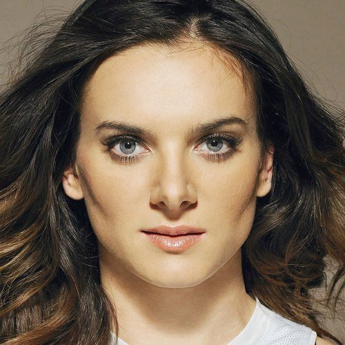 Елена Исинбаева - двухкратная олимпийская чемпионка по прыжкам с шестом.