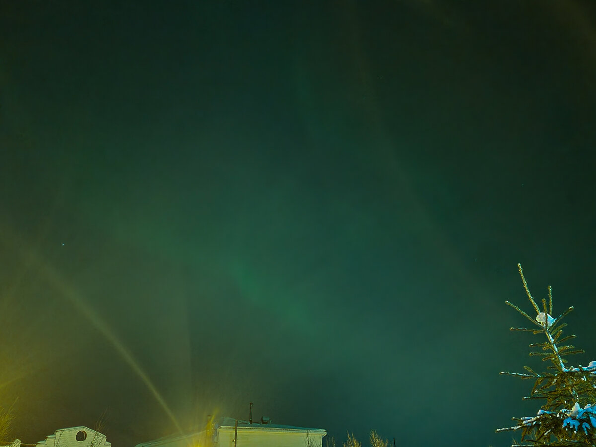 Вот такое свечение я заметила у нашей гостиницы "Огни Мурманска" около 22.00