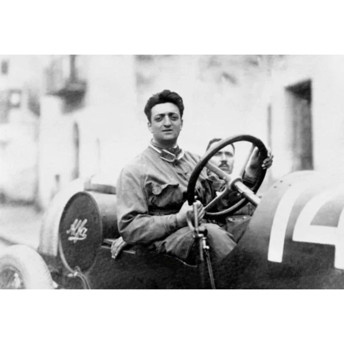 Энцо за рулем Alfa-Romeo