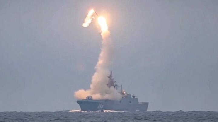 ЗАПУСК "ЦИРКОНА" С ФРЕГАТА "АДМИРАЛ ГОРШКОВ". ФОТО: MOD RUSSIA / GLOBALLOOKPRESS.COM 