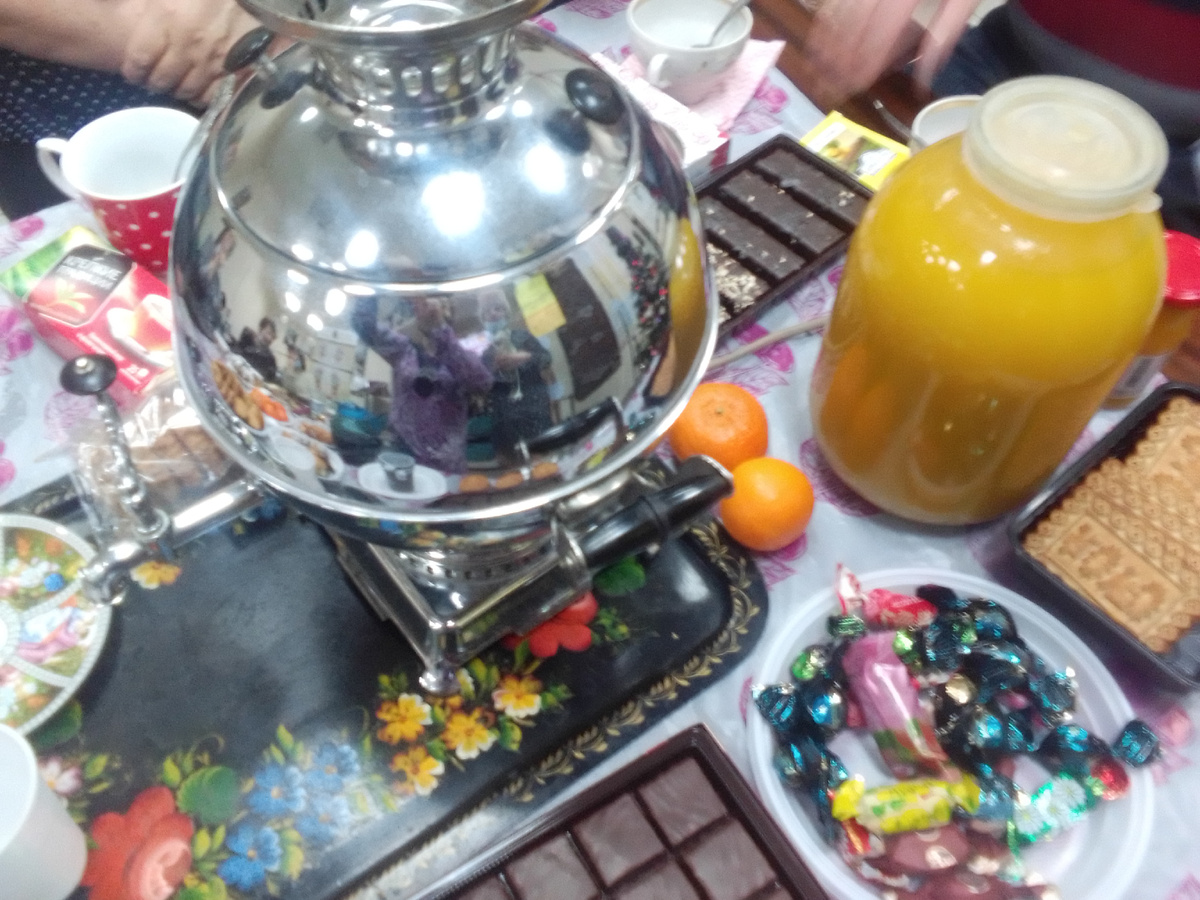 Угощение, чай, сок, фрукты...