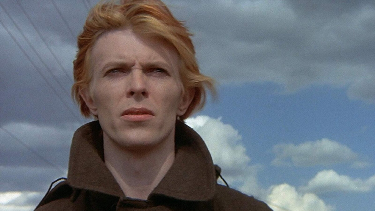 Кадр из фильма “Человек, который упал на Землю”, Дэвид Боуи в роли Томаса Джерома Ньютона