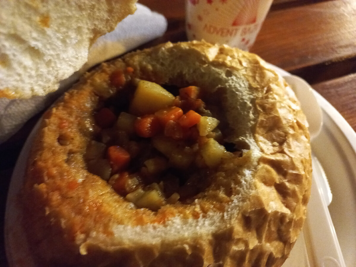 Гуляш в хлебе на ярмарке, не очень вкусно, но сытно за счет "тарелке" и довольно дорого