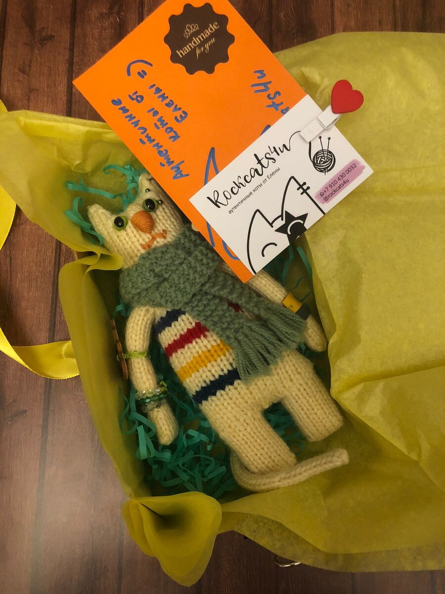 Шикарный котик, связанный из кашемировой пряжи 