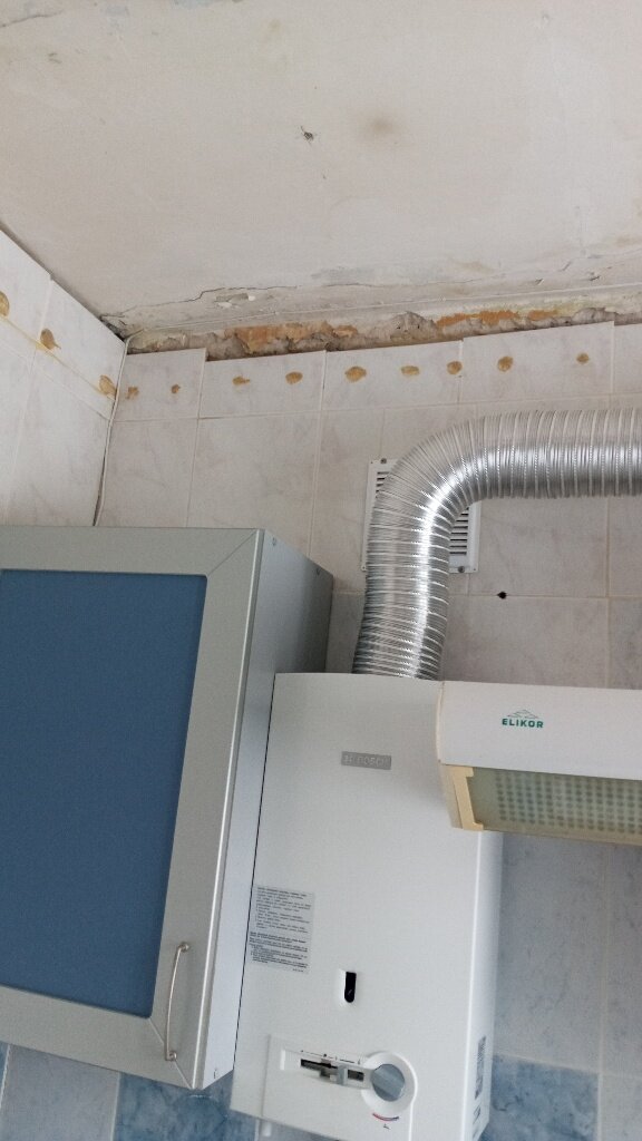 Вид ободранного потолка не вселяет оптимизм!