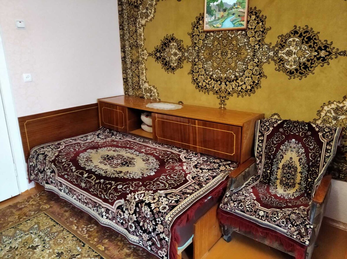 Вот так выглядит гарнитур сейчас. Куплен в 1985 году, СССР.