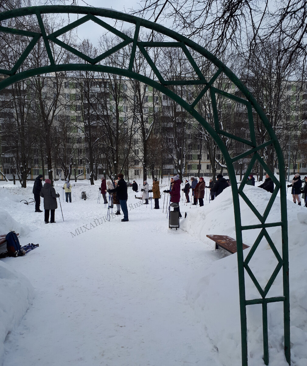 Вдох глубокий, руки шире, не спешите, три-четыре. Высоцкий.